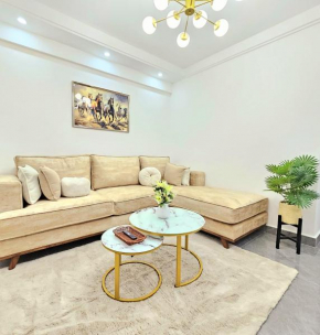 Chic 1-Bedroom at Riverside Drive! B's modern comforts